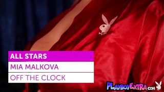 Glamorous MILF blondie Mia Malkova spreads her pussy lips on the rred carpet