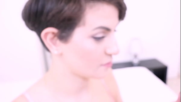 Fodendo o cuzinho pela primeira vez com o padrasto de uma amiga